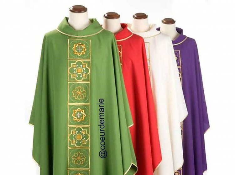 Monde-Eglise catholique : « Pourquoi à la messe, le prêtre est tantôt en vert, tantôt en violet…? »
