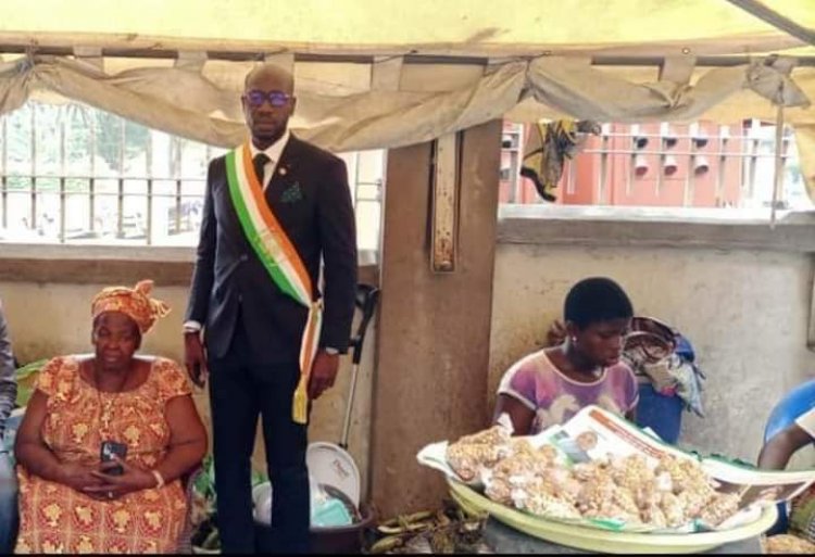 Côte d’Ivoire : un député célèbre sa mère, « vendeuse de banane braisée » au Plateau