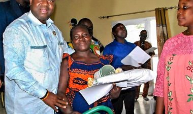 Côte d’Ivoire (Iffou-Agriculture) : le député Olivier Akoto offre des kits à 20 associations féminines