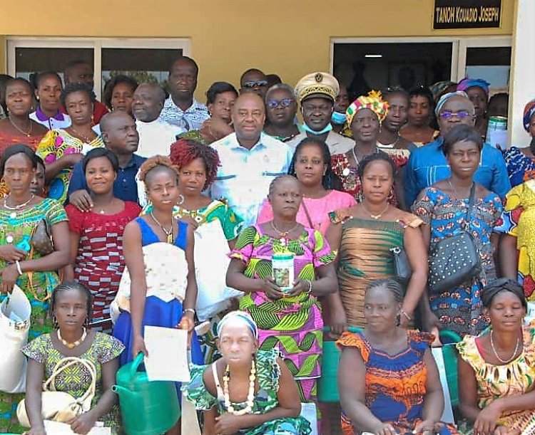 Côte d’Ivoire (Iffou-Agriculture) : le député Olivier Akoto offre des kits à 20 associations féminines   