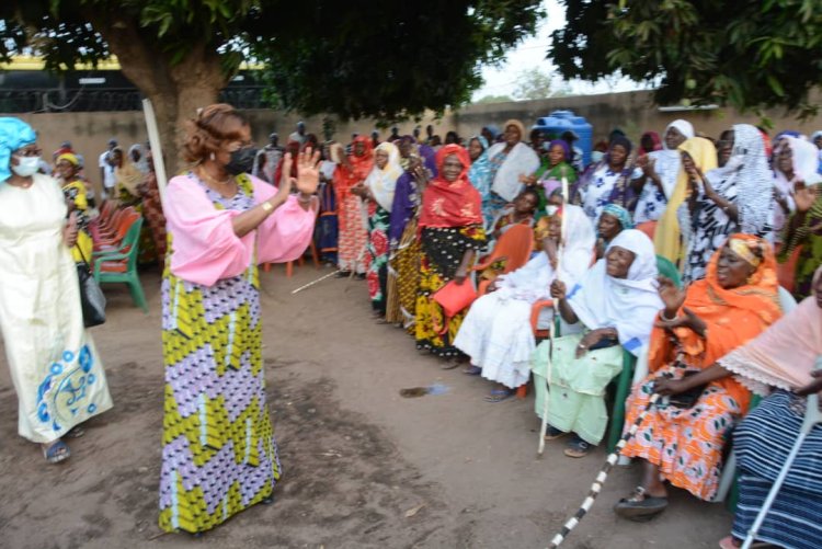 Côte d’Ivoire (Bouna) : Nialé Kaba soulage 200 veuves   