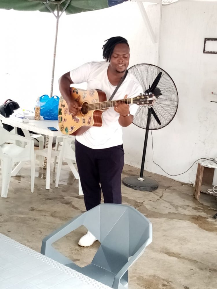 Côte d’Ivoire (Abidjan-Treichville) : la musique s'installe dans les cours communes !   