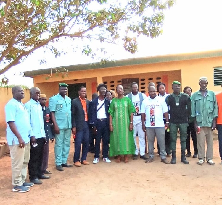 Côte d’Ivoire (Divo) / Zio Maka (écrivaine) offre un jardin botanique au Collège Sibertin-Blanc