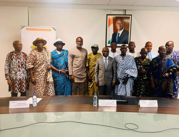 Bouaké Fofana préside une rencontre décisive pour résoudre les différends entre la chefferie d’Abatta et un opérateur de lotissement. (Ph)